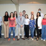 Novos fiscais do CRMV-SP posam para foto ao lado do presidente, Odemilson Donizete Massero. Na foto também estão presentes o diretor técnico, Leonardo Burlini, e o coordenador de fiscalização, Artur dos Santos.