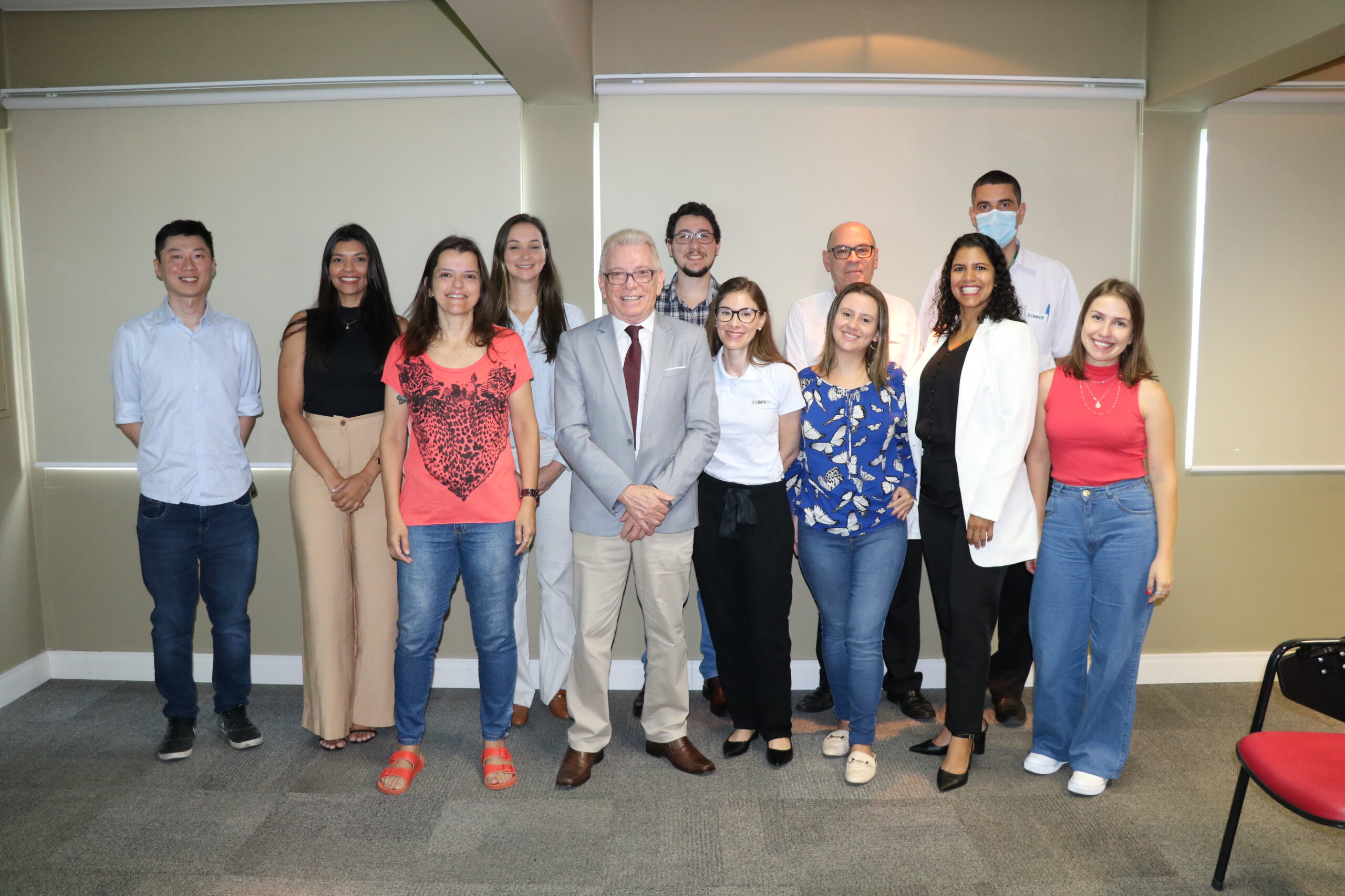 Novos fiscais do CRMV-SP posam para foto ao lado do presidente, Odemilson Donizete Massero. Na foto também estão presentes o diretor técnico, Leonardo Burlini, e o coordenador de fiscalização, Artur dos Santos.