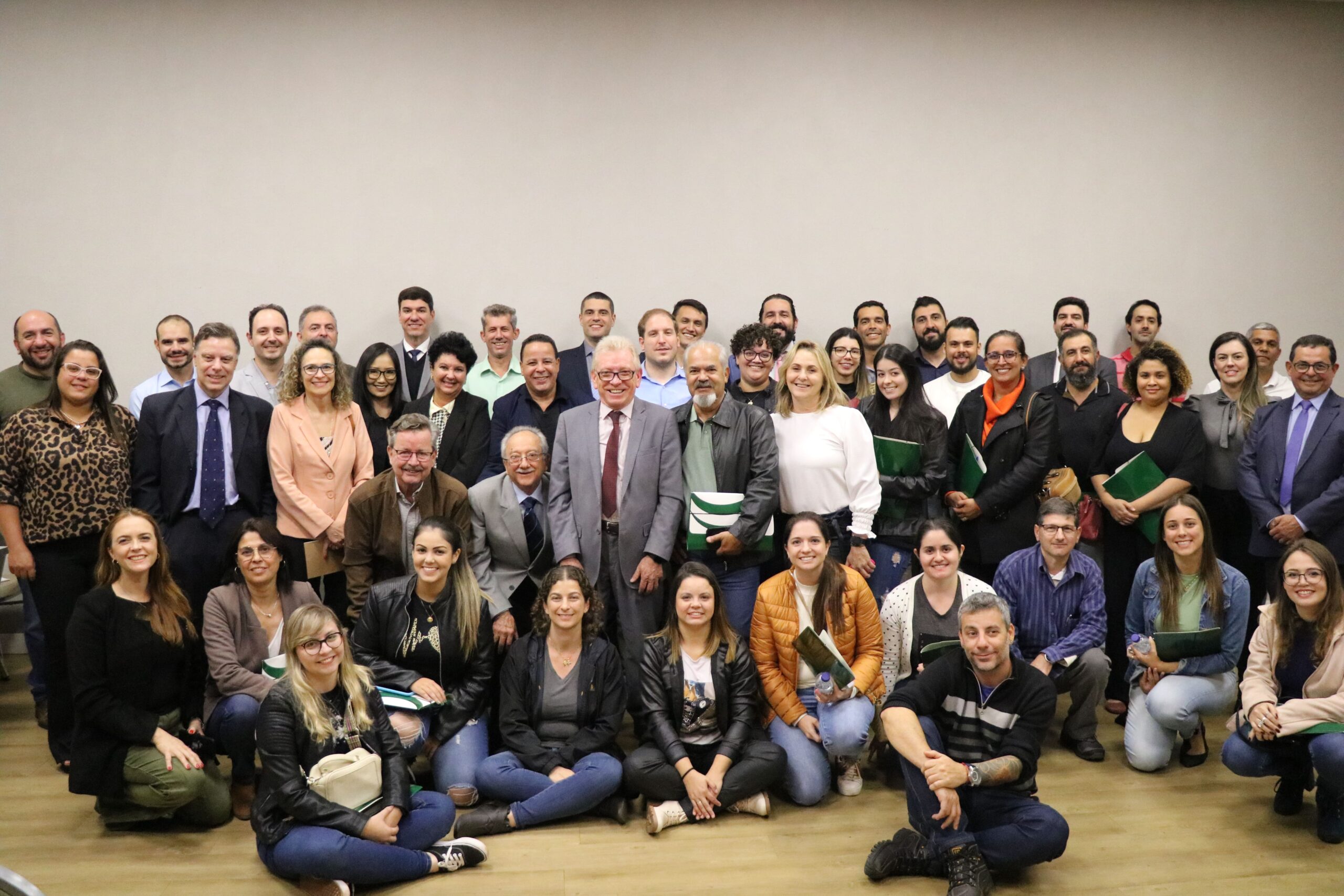 Na imagem aparecem profissionais de Mogi Mirim e região durante o CRMV-SP Escuta. São mais de 70 pessoas posando juntas para a foto, junto dos representantes do Conselho. Alguns estão de pé, outros agachados e alguns, ainda, sentados no chão.