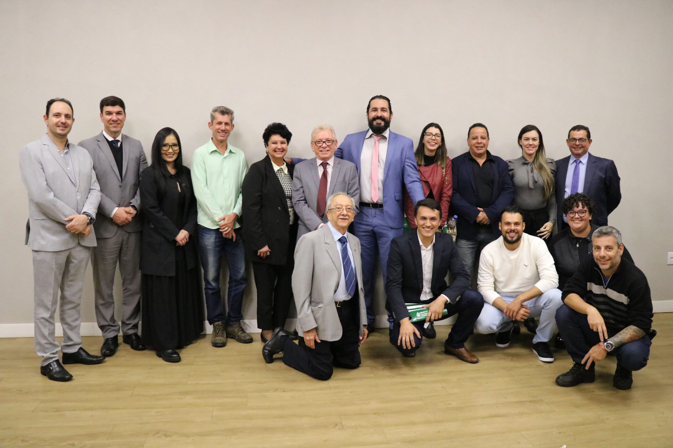 Posam para a foto representantes de associações regionais de Araras, Jundiai, Sorocaba e Mogi Guaçu, junto dos representantes do CRMV-SP. São 16 pessoas e cinco delas estão agachadas. Todos olham e sorriem para a câmera. Ao centro está o presidente do CRMV-SP.