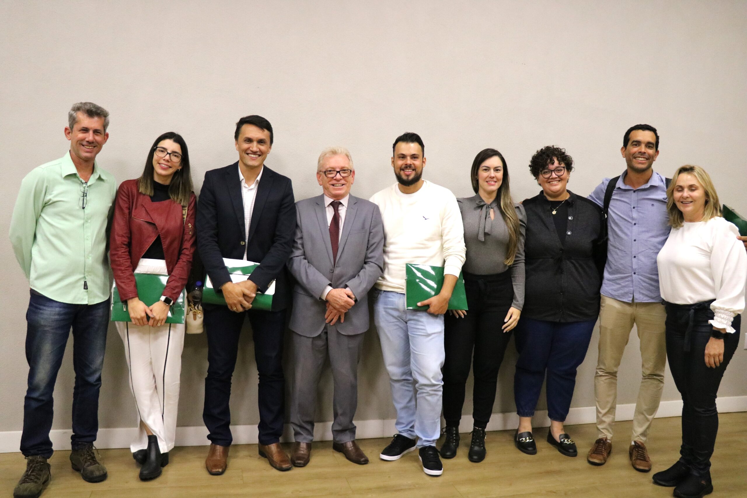 Na foto estão integrantes da Associação Mogiana de Médicos-veterinários. Estão todos de pé e sorriem para a foto ao lado do presidente do CRMV-SP.