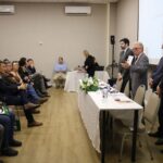 Na foto aparecem o assessor jurídico, o presidente, o secretário-geral e o direto técnico do CRMV-SP a frente ao auditório, postados de pé atrás de uma tela durante a abertura do CRMV-SP Escuta Mogi Mirim.