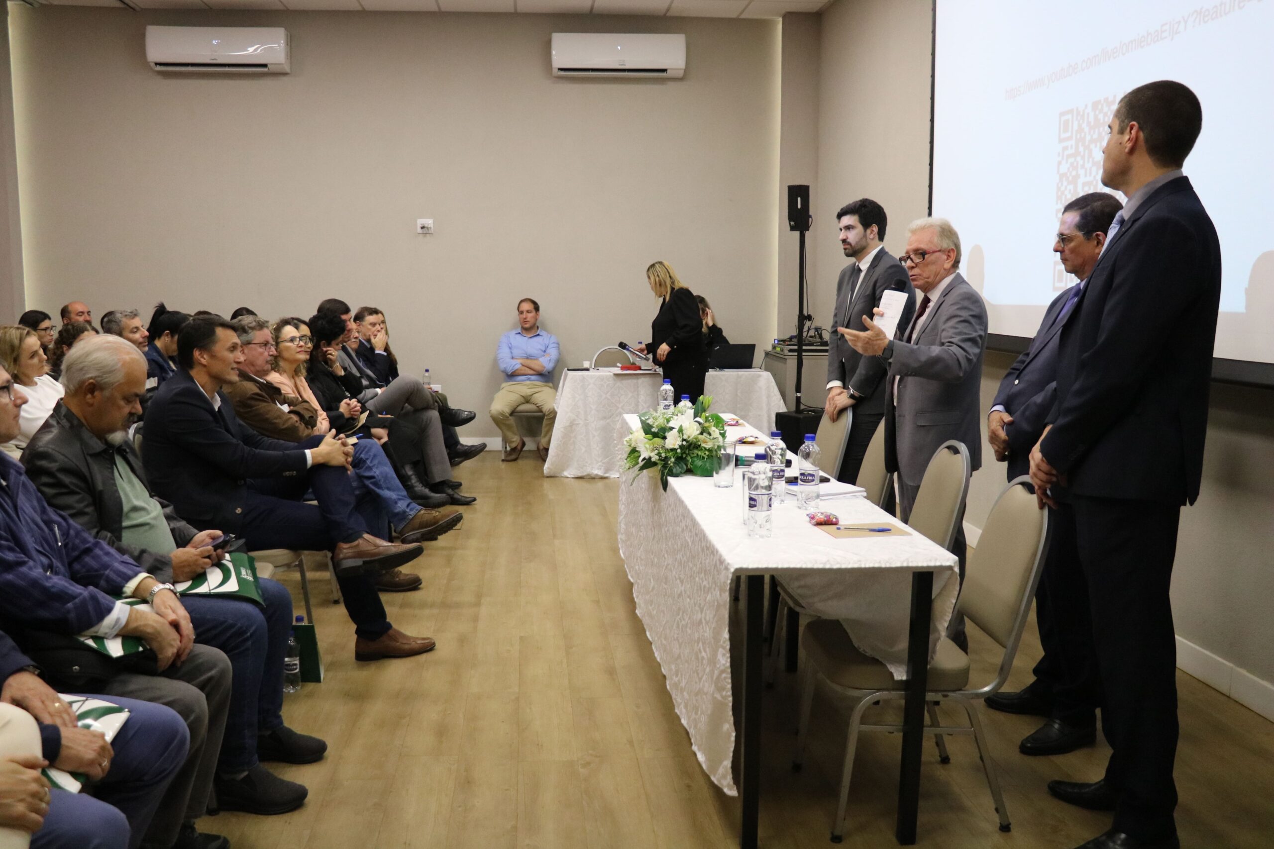 Na foto aparecem o assessor jurídico, o presidente, o secretário-geral e o direto técnico do CRMV-SP a frente ao auditório, postados de pé atrás de uma tela durante a abertura do CRMV-SP Escuta Mogi Mirim.