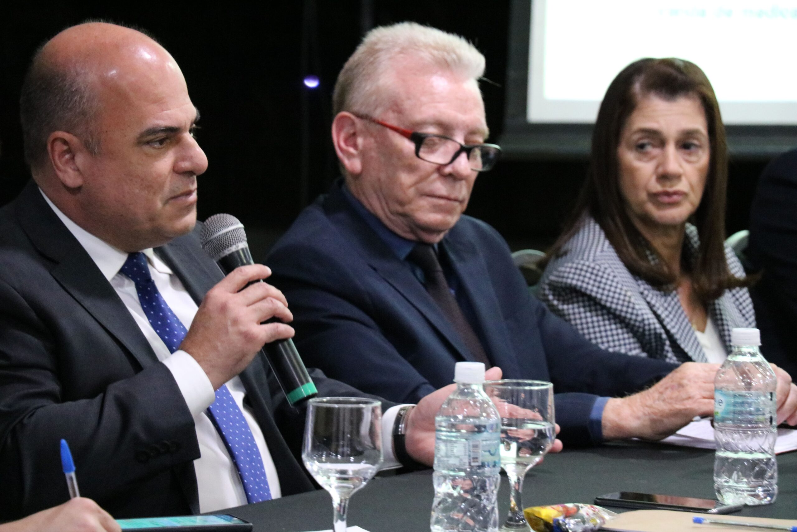 Na foto há o Presidente, Dr. Odemilson Mossero, o Vice-presidente Dr. Fabio Manhoso e a Tesoureira Dra. Rosemary Viola Bosch do CRMV-SP