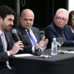 Na foto está a diretoria do CRMV-SP sentada à mesa. O Assessor Jurídico Bruno Fassoni Está com microfone na mão falando sobre as decisões judiciais da Medicina Veterinária