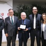 Na foto há a diretoria do CRMV-SP, juntamente com seu Representante Regional de Campinas, em pé. O Dr. Odemilson Mossero está recebendo uma homenagem