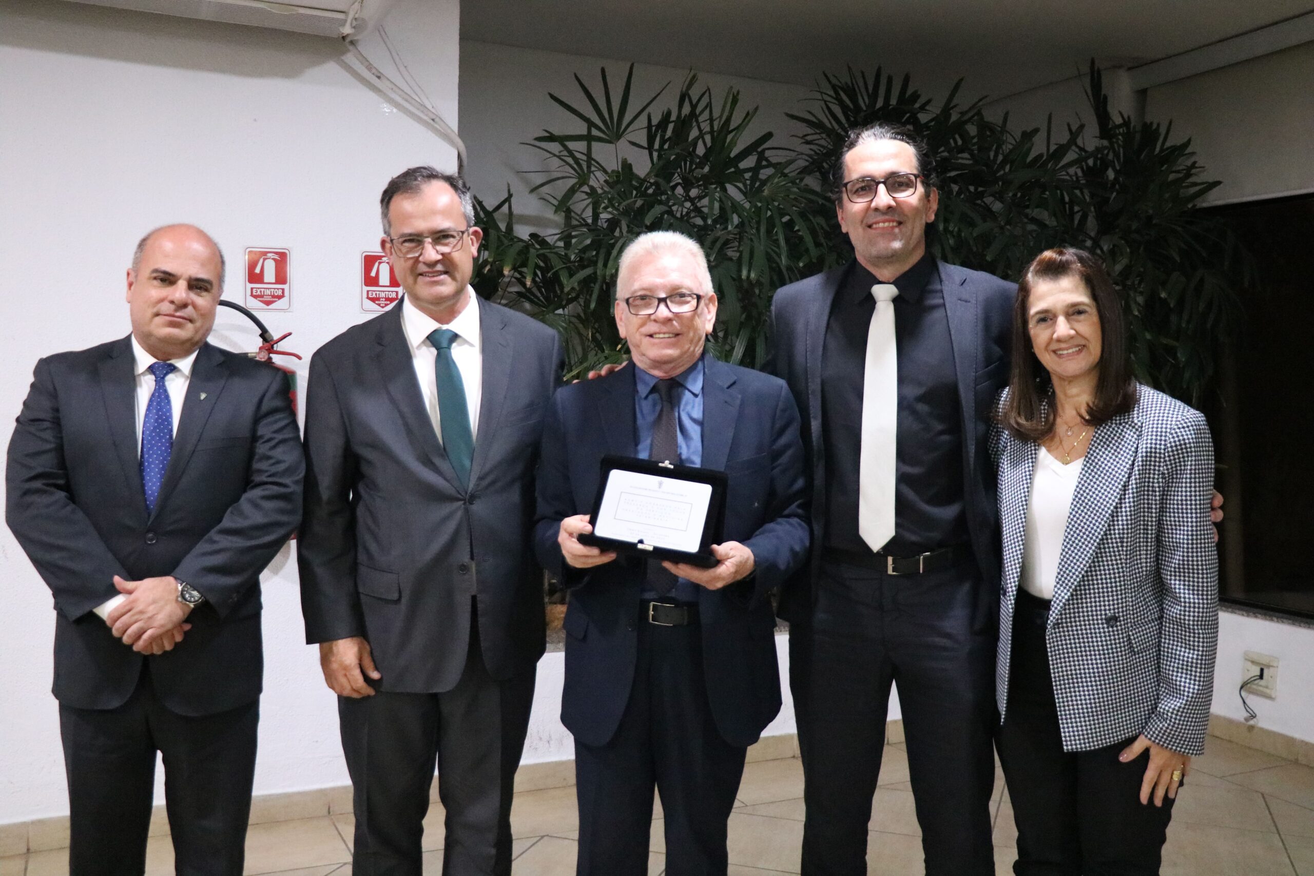 Na foto há a diretoria do CRMV-SP, juntamente com seu Representante Regional de Campinas, em pé. O Dr. Odemilson Mossero está recebendo uma homenagem