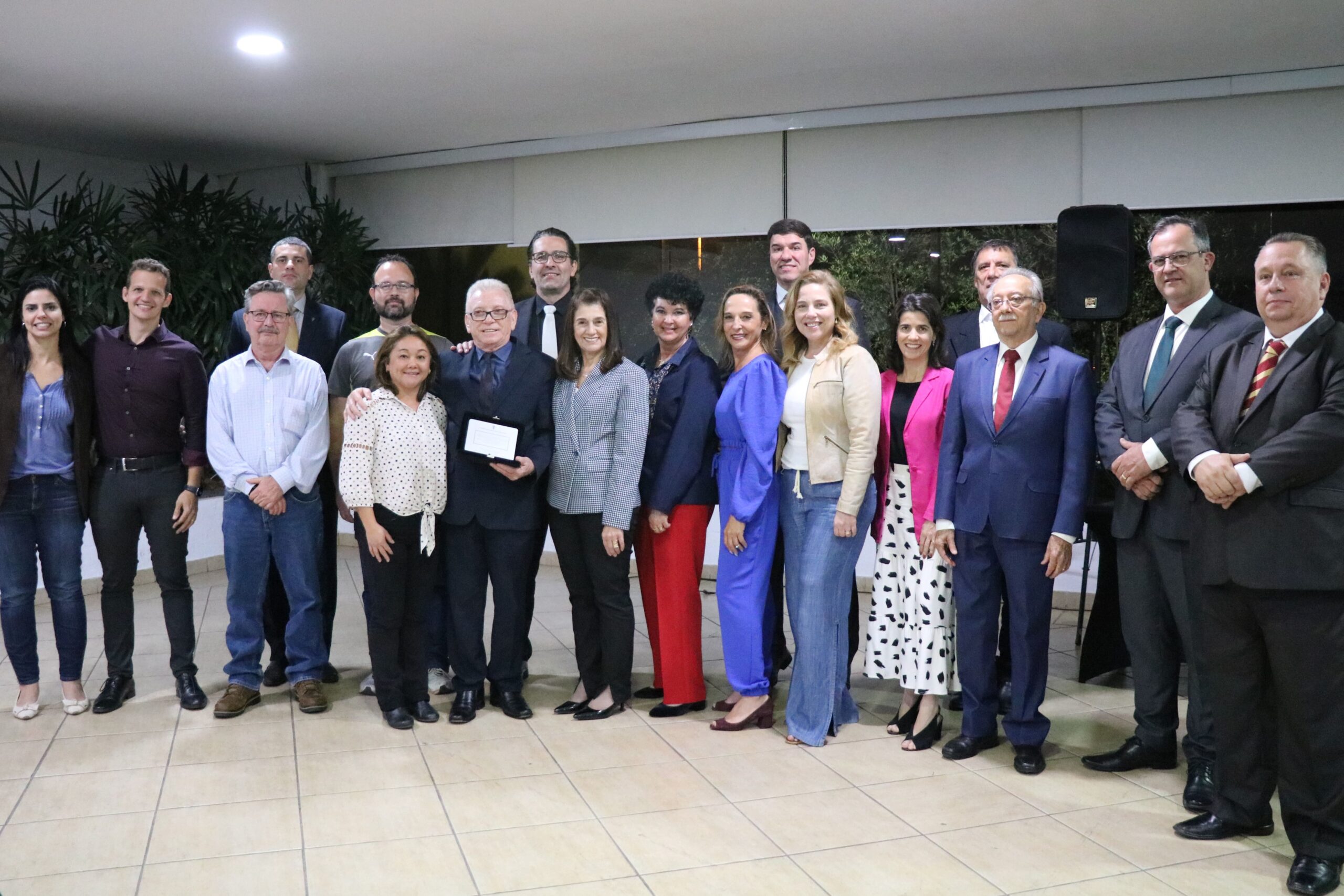 Na foto há representes do CRMV-SP, da Feveresp, da Amvip e profissionais da região