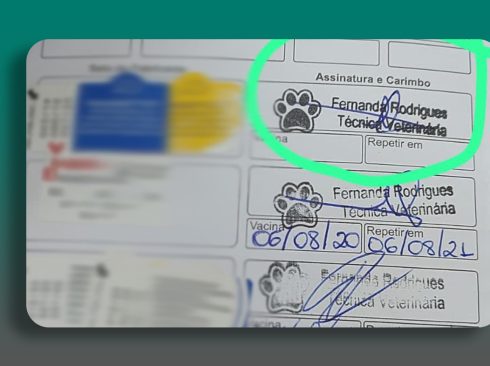 Na imagem aparece uma carteira de vacinação com carimbo de uma técnica veterinária. O atesto em carteiras de vacinação é privativo de médicos-veterinários.