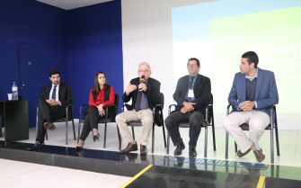 Na foto aparecem sentados em frente ao um telão com a logomarca do CRMV-SP o coordenador jurídico, a tesoureira, o presidente e o secretário-geral do CRMV-SP, e o coordenador técnico médico-veterinário.